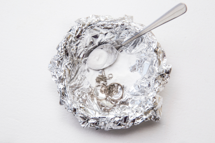 Srebrne predmete možete lako očistiti uz pomoć aluminijumske folije i sode bikarbone
